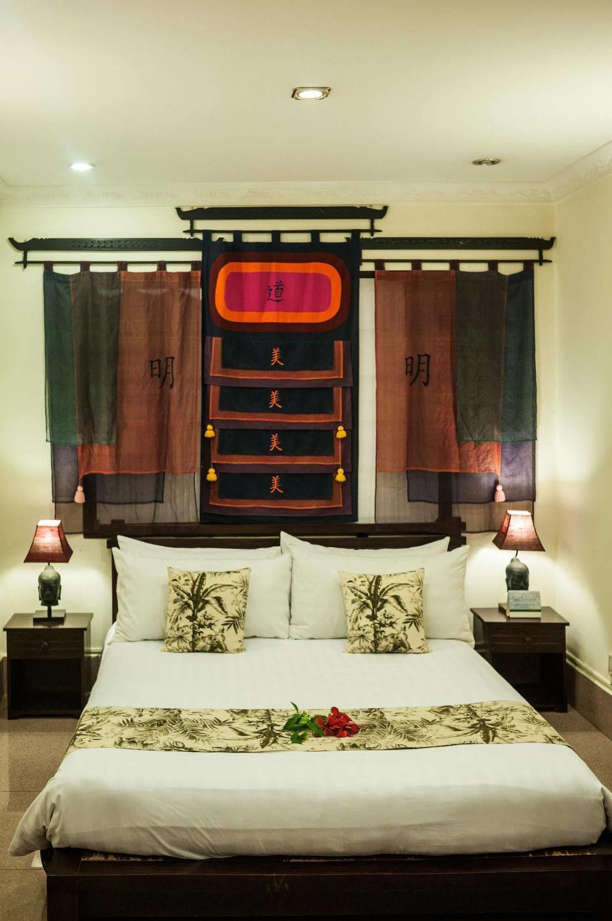 Red Hibiscus Hotel Phnom Penh Eksteriør bilde