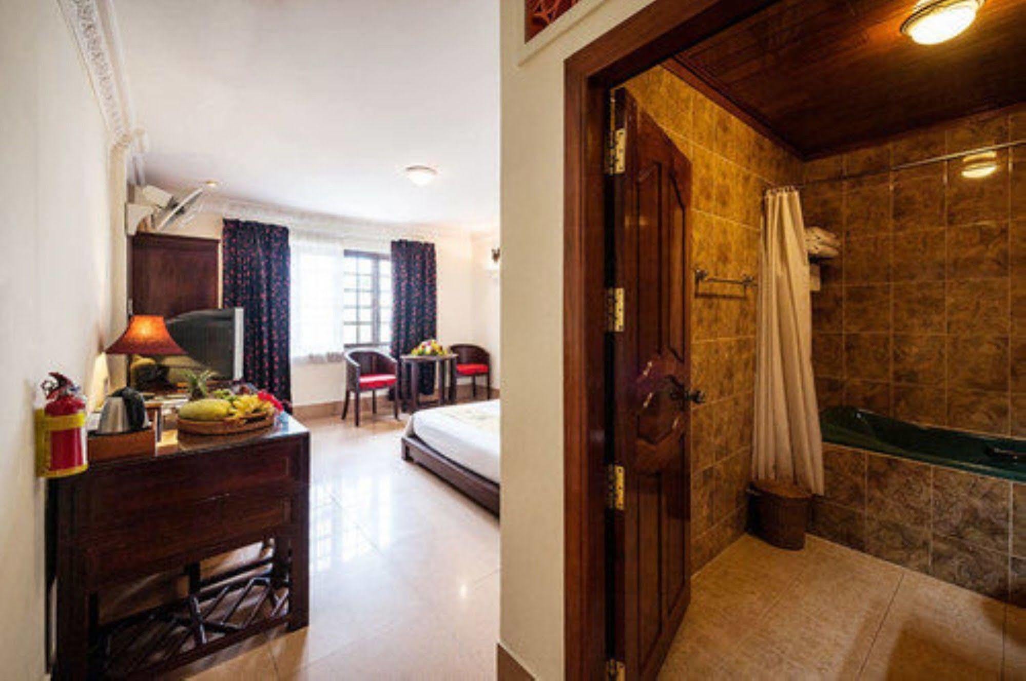 Red Hibiscus Hotel Phnom Penh Eksteriør bilde