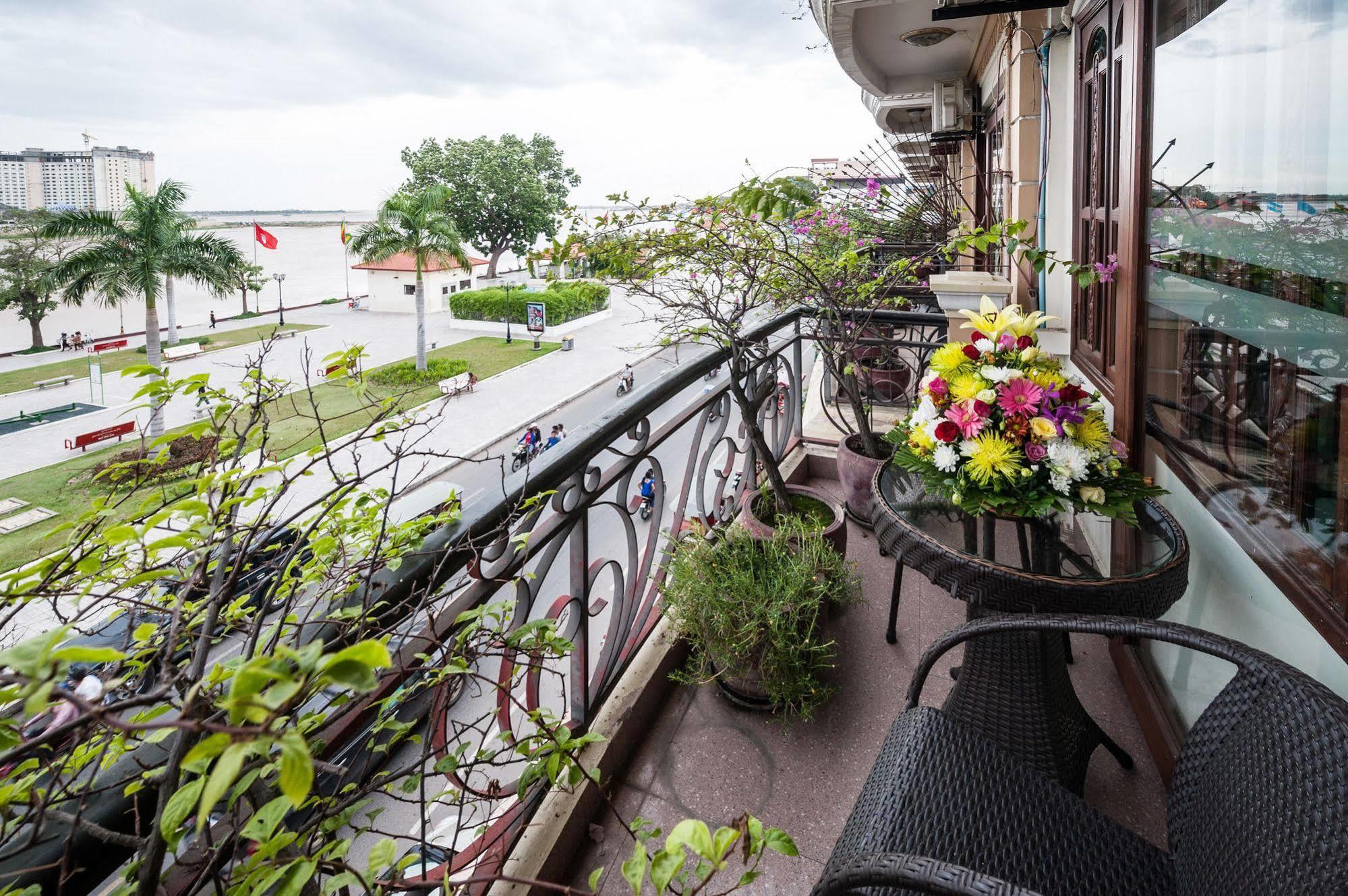Red Hibiscus Hotel Phnom Penh Eksteriør bilde